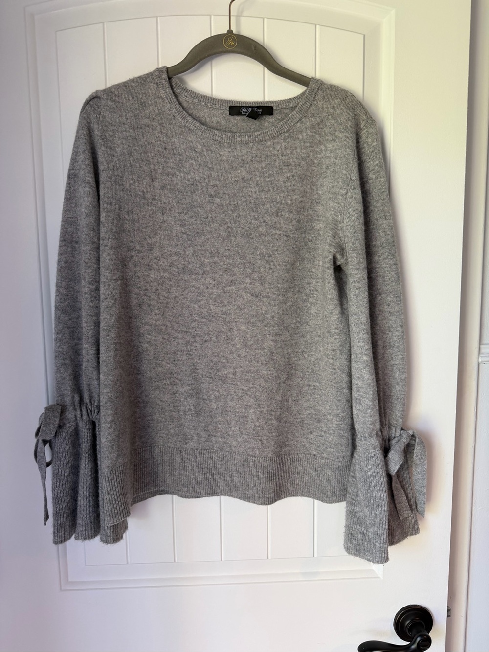 Saks Fifth Avenue Beautiful Gray Cashmere Sweater with Tie-Sleeve Details M